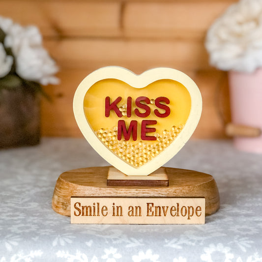 Yellow "KISS ME" Candy Heart Shaker + 1 base image 0